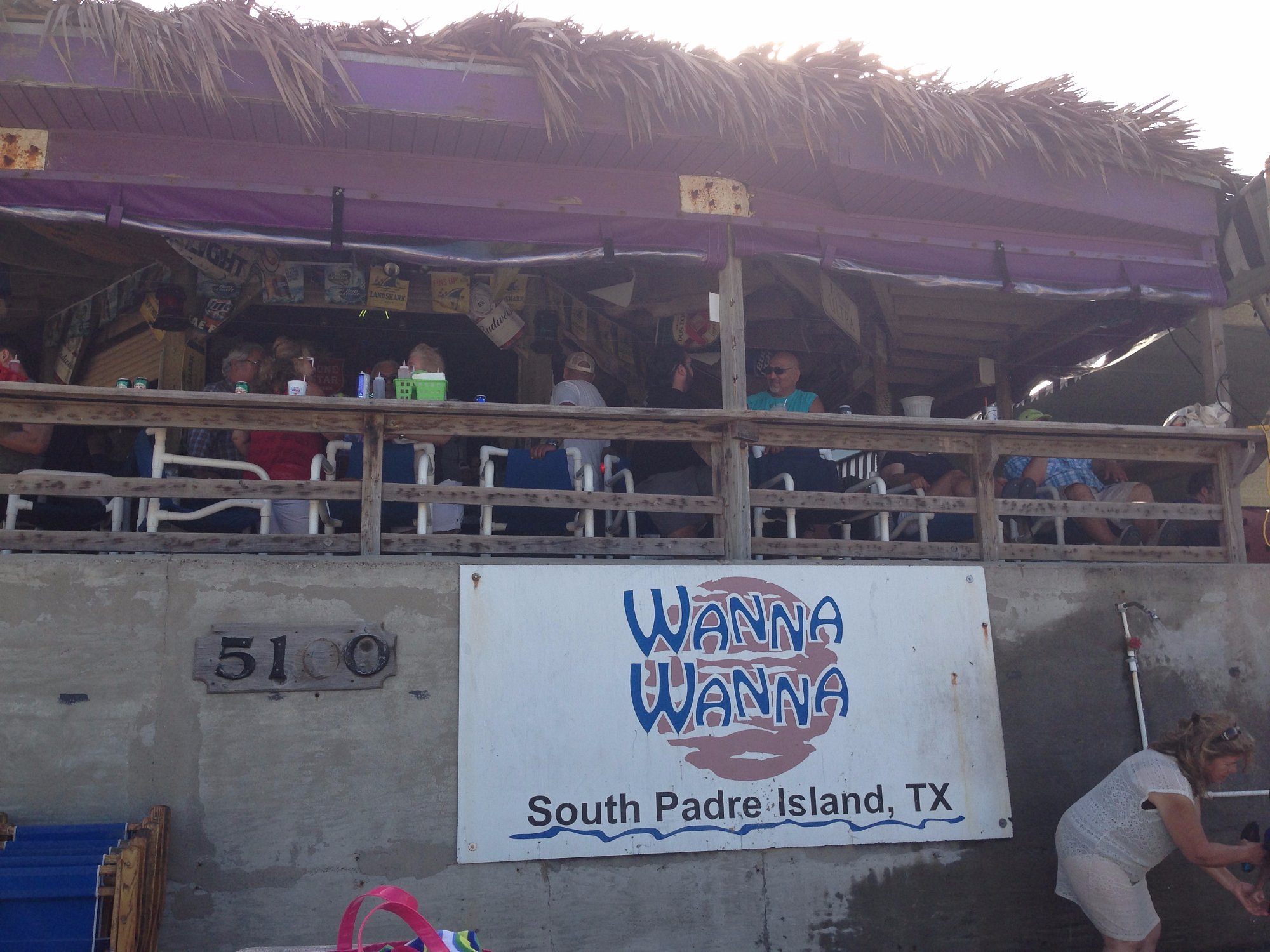 Wanna Wanna beach bar and inn exterior